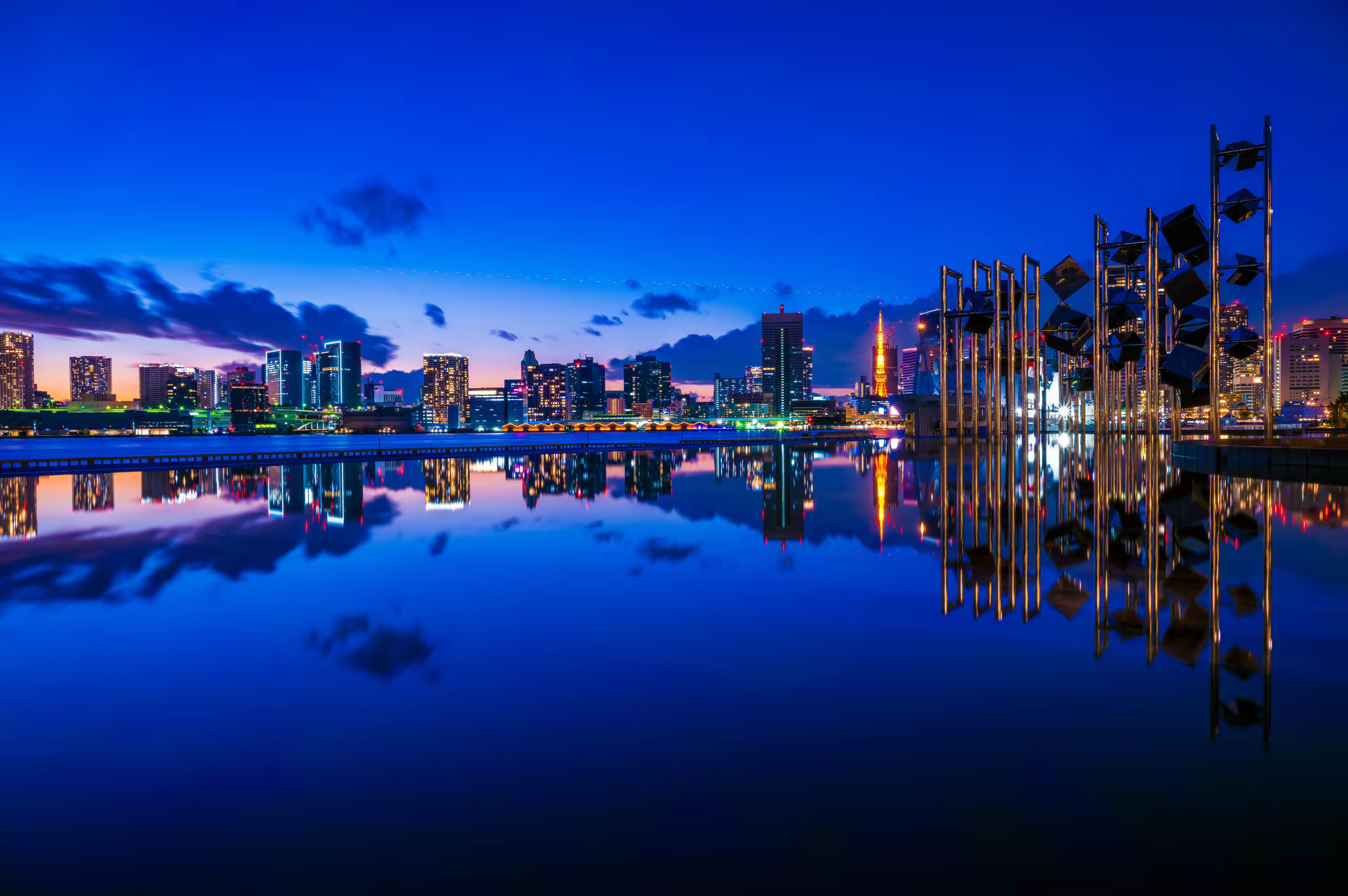 川面に光跡を描く船と高層ビル群